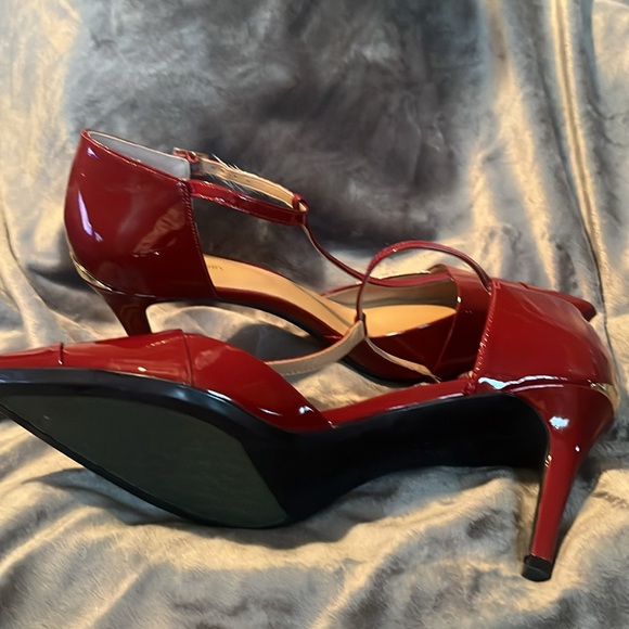 Burgundy pumps 9 1\2 Calvin Klein - Picture 3 of 4